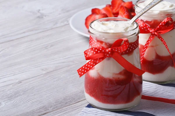 Yoghurt met aardbeien in een glazen pot horizontaal — Stockfoto