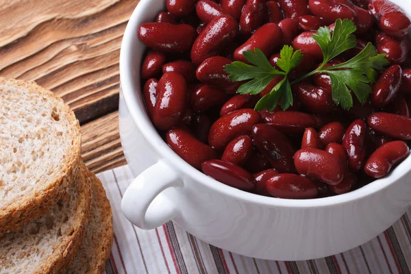 Rote Nierenbohnen in einer Schüssel und Brot horizontal von oben — Stockfoto