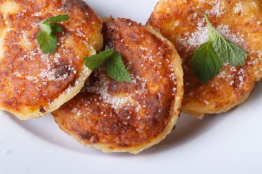 Beyaz tabak üstten görünüm nane peynirli gözleme