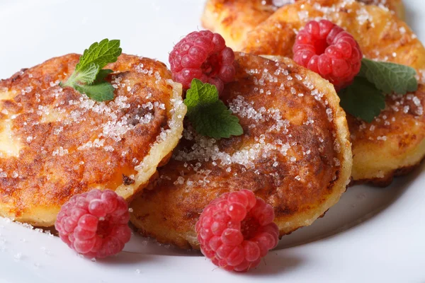 Delicious cheese pancakes with raspberries horizontal — Stock Photo, Image