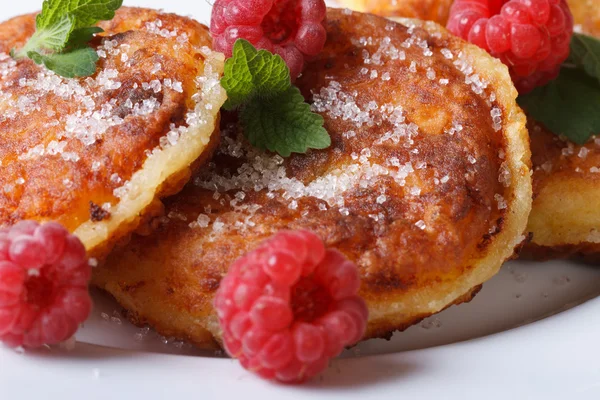 Cheese pancakes with fresh raspberries and mint macro — Stock Photo, Image