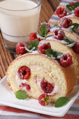kek taze frambuaz ve süt dikey tablo