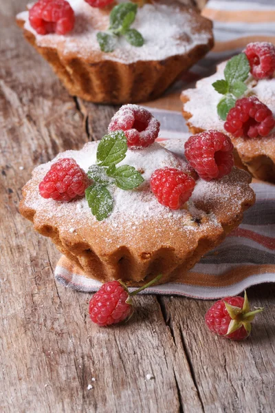Muffiny s malinami, sypané cukrem, vertikální — Stock fotografie