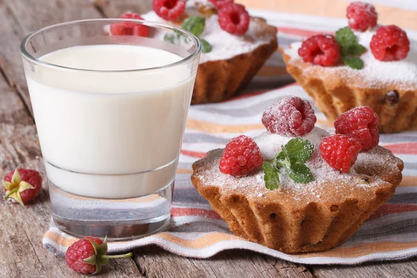 Fresh cupcakes with raspberries closeup and milk horizontal — Stock Photo, Image