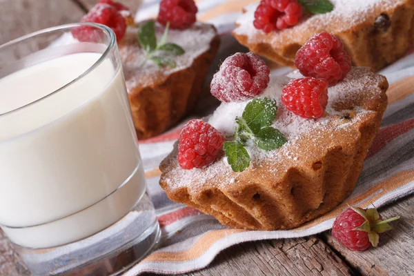 Verse muffins met frambozen close-up en melk — Stockfoto