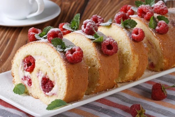 Sušenka koláč s malinami a mátou vodorovná — Stock fotografie