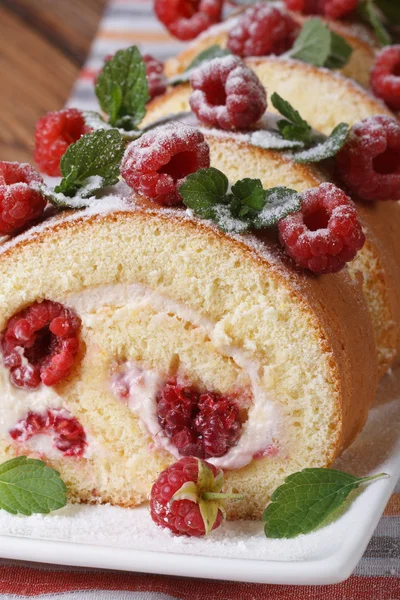 Sabroso pastel con frambuesas frescas de cerca vertical — Foto de Stock