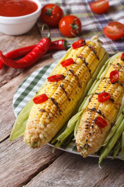 ızgara mısır tatlı biber ve domates ile. dikey 