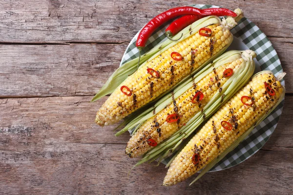 Grilled corn with chili peppers a top view of a horizontal — Stock Photo, Image