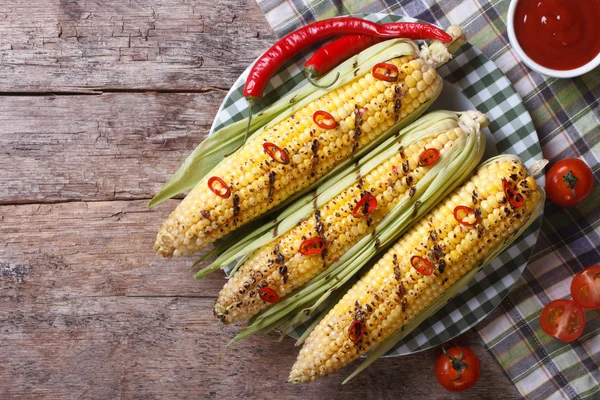 Grilled corn with chili and tomato sauce top view — Stock Photo, Image