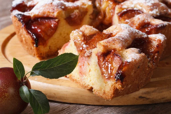 Pflaumenkuchen in Großaufnahme auf Schneidebrett horizontal — Stockfoto