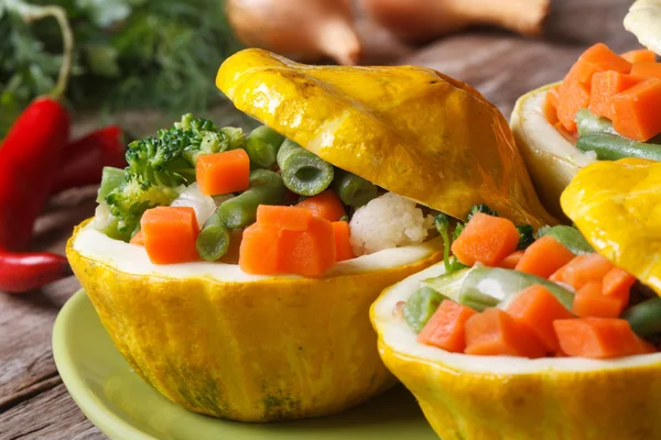 Rund gul squash fyllda med grönsaker horisontella — Stockfoto