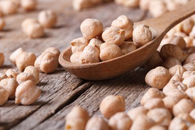 bir kaşık closeup ve dağınık yatay kuru nohut 