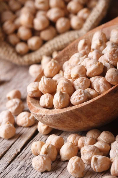 수직 나무로 되는 숟가락 매크로에서 원시 chickpeas — 스톡 사진