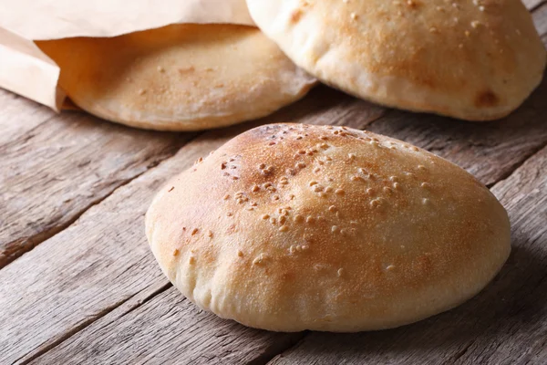 Chleb pita smaczne na poziome zbliżenie drewniany stół — Zdjęcie stockowe