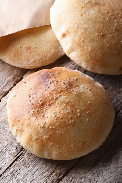 Frisch gebackenes Fladenbrot aus nächster Nähe vertikale Sicht von oben — Stockfoto