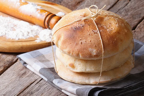 Pane pita al forno, mattarello e farina orizzontale — Foto Stock