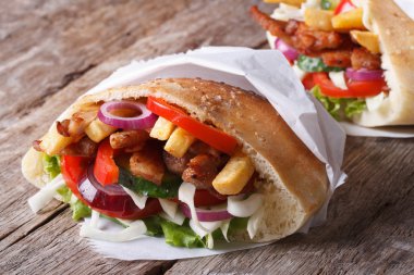 Shawarma pita ekmeği yakın çekim yatay tablo içinde