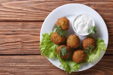falafel ile sos cacık yakından görmek yukarıda 