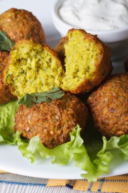 falafel marul ve tzatziki sos dikey