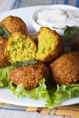 falafel ile marul ve tzatziki sos closeup dikey