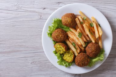 falafel ile patates kızartması, marul üst görünümden yatay 