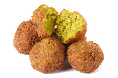 tam ve yarım falafel beyaz bir arka plan üzerinde izole 