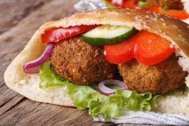 falafel pita ekmeği yakın çekim taze sebze ile