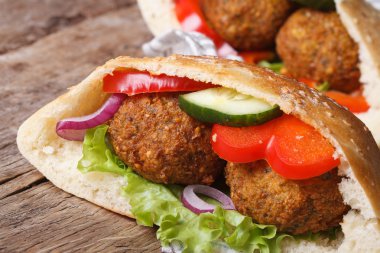 Falafel ahşap masa yatay pide ekmek yakın çekim 
