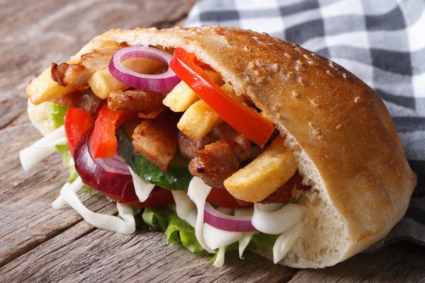 Donatore con carne, verdure e patatine fritte nel pane pita primo piano — Foto Stock