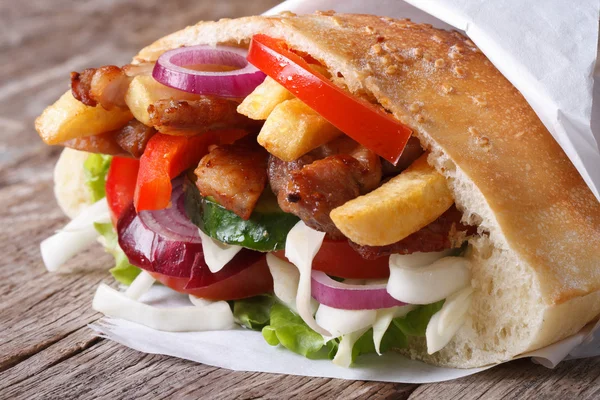 Kebab con carne, verdure e patatine fritte nel pane pita — Foto Stock