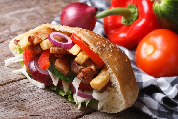 肉、野菜、pita のフライド ポテトと美味しい shawarma — ストック写真