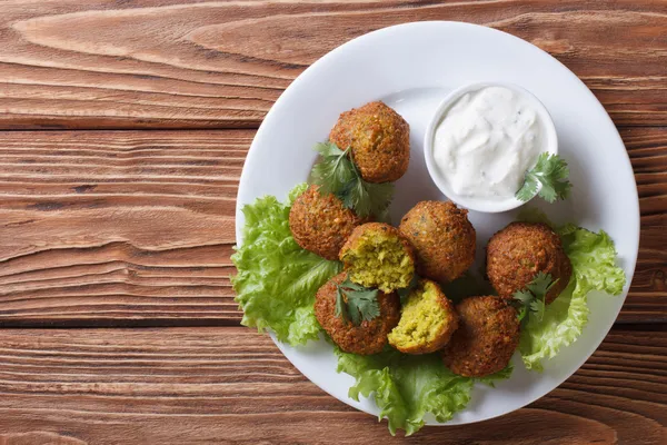 lezzetli falafel cacık en iyi manzaralı marul üzerinde