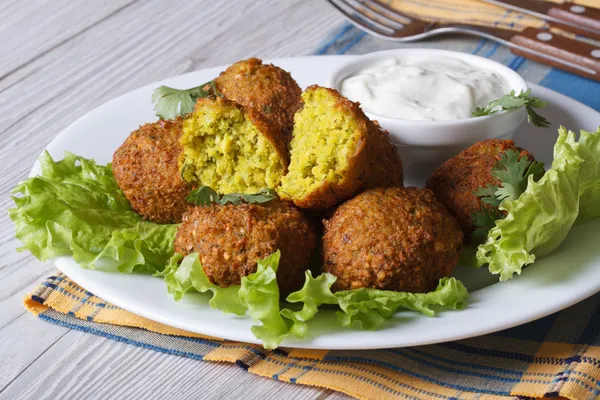  falafel marul tzatziki sos yakın çekim yatay olarak 