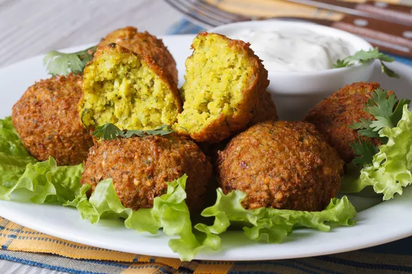 Falafel pe salata verde cu sos tzatziki, orizontal — Fotografie, imagine de stoc