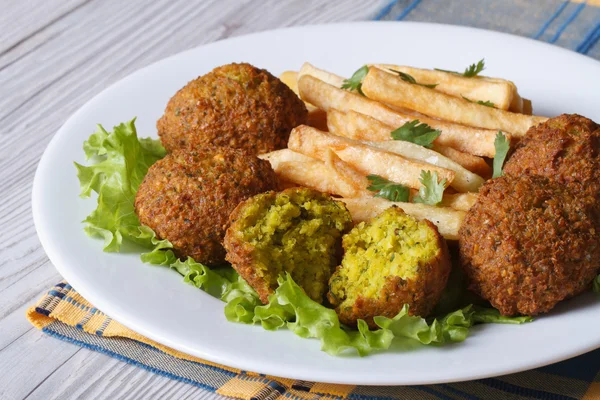 Falafel aux frites sur une assiette blanche gros plan horizontal — Photo