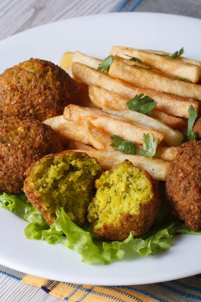 Falafel aux frites, salade sur la plaque blanche verticale — Photo