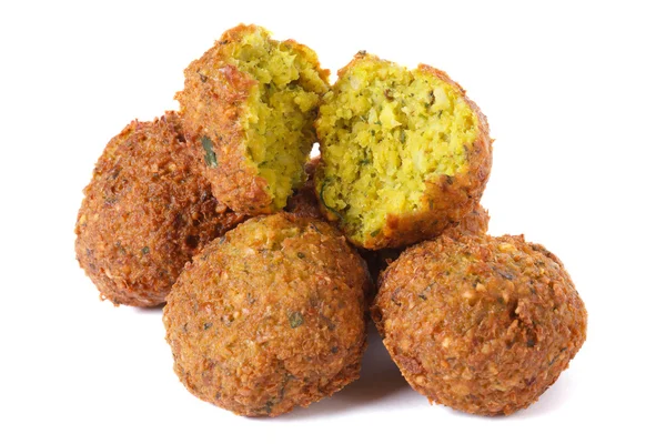 Ganze und halbe Falafel isoliert auf weißem Hintergrund — Stockfoto