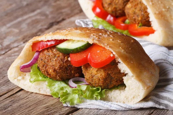 Falafel se zeleninou v pita chlebu closeup horizontální — Stock fotografie