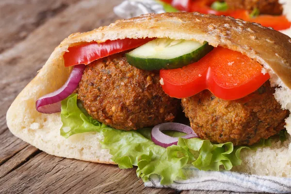 Falafel aux légumes frais en gros plan sur pain pita — Photo