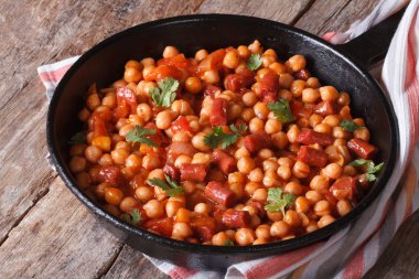 chorizo ve sebzeler tavada nohut