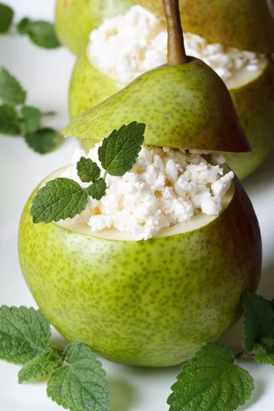 Ontbijt: peren met kwark en munt verticaal — Stockfoto