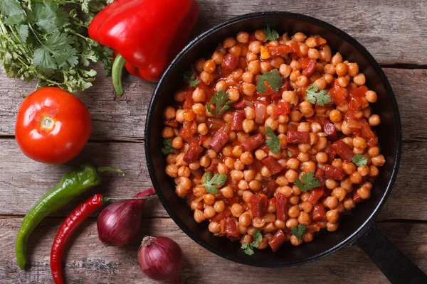 Chickpeas with chorizo in a pan with the ingredients top view — Stock Image Chickpeas with chorizo in a pan with the ingredients top view Royalty Free Stock Images