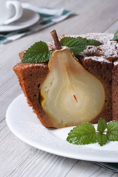 Tranche de gâteau au chocolat avec poires et menthe verticale — Photo