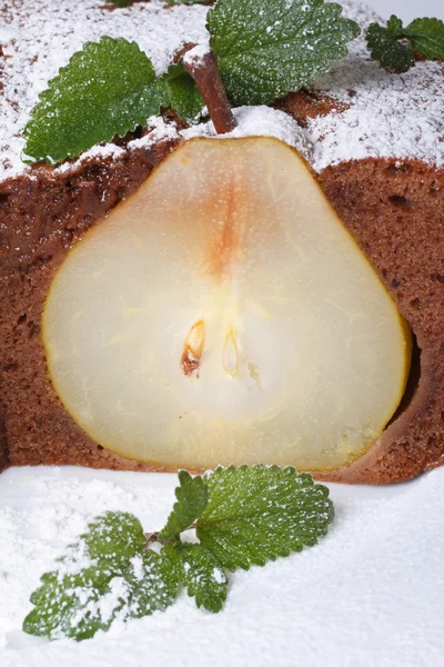Köstliche Schokoladenkuchen mit Birnenhälften Makro vertikal — Stockfoto