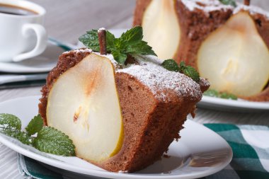 dilim armut nane portre yatay bir beyaz tabakta ile