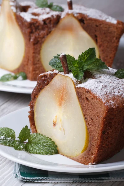 Scheibe Birnenkuchen aus nächster Nähe auf dem Hintergrund eines Kuchens — Stockfoto