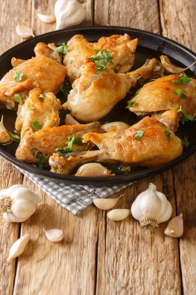 Pollo Ajillo Classic Spanish Fried Garlic Pollo Cerca Plato Sobre — Foto de Stock