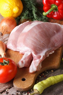 pişmemiş domuz eti tatlı ve taze sebze dikey