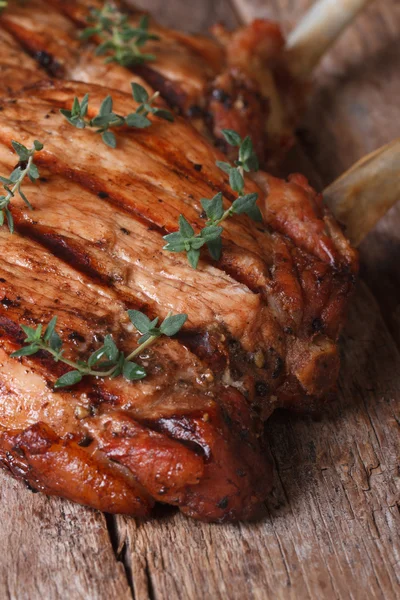 Dva hot šťavnatý Vepřový steak s tymiánem vertikální detail — Stock fotografie